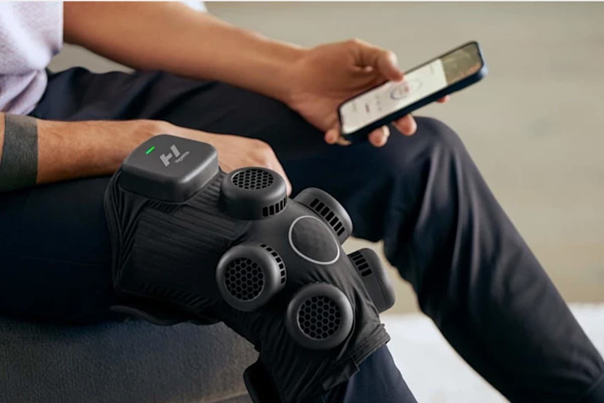 Athlete using Normatec with the Hyperice app